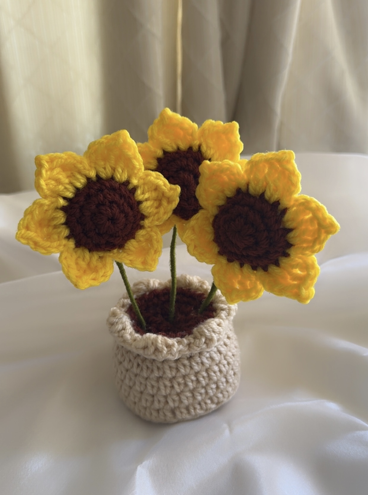 Sunflower pot with 3 sunflowers π»( 7 to 8 inches)